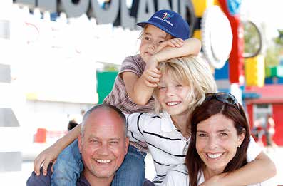 Familie vor dem Legoland Günzburg