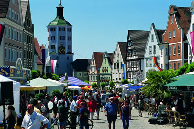 Das Bild zeigt den Marktplatz Günzburg im Sommer